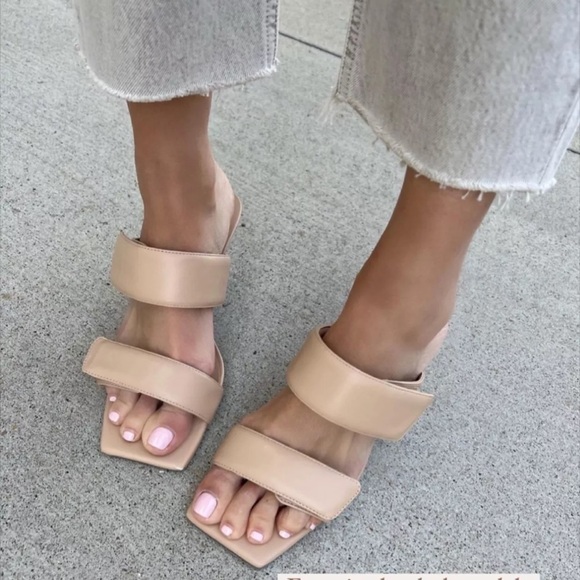 Open Edit Quincy Sandal in black - Picture 3 of 16